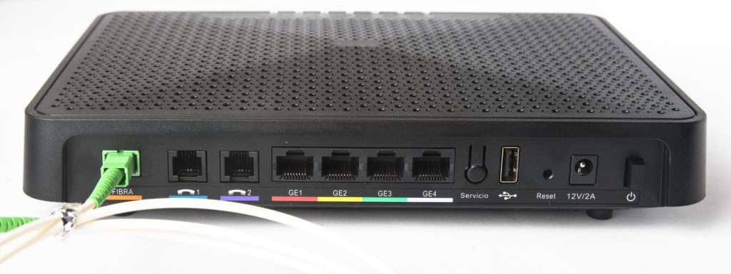 Router con latiguillo de FO (fibra óptica)