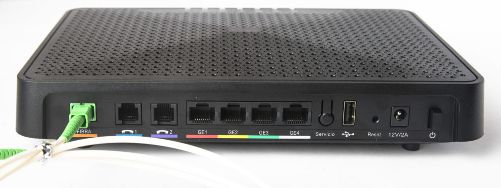 router y latiguillo de fibra óptica